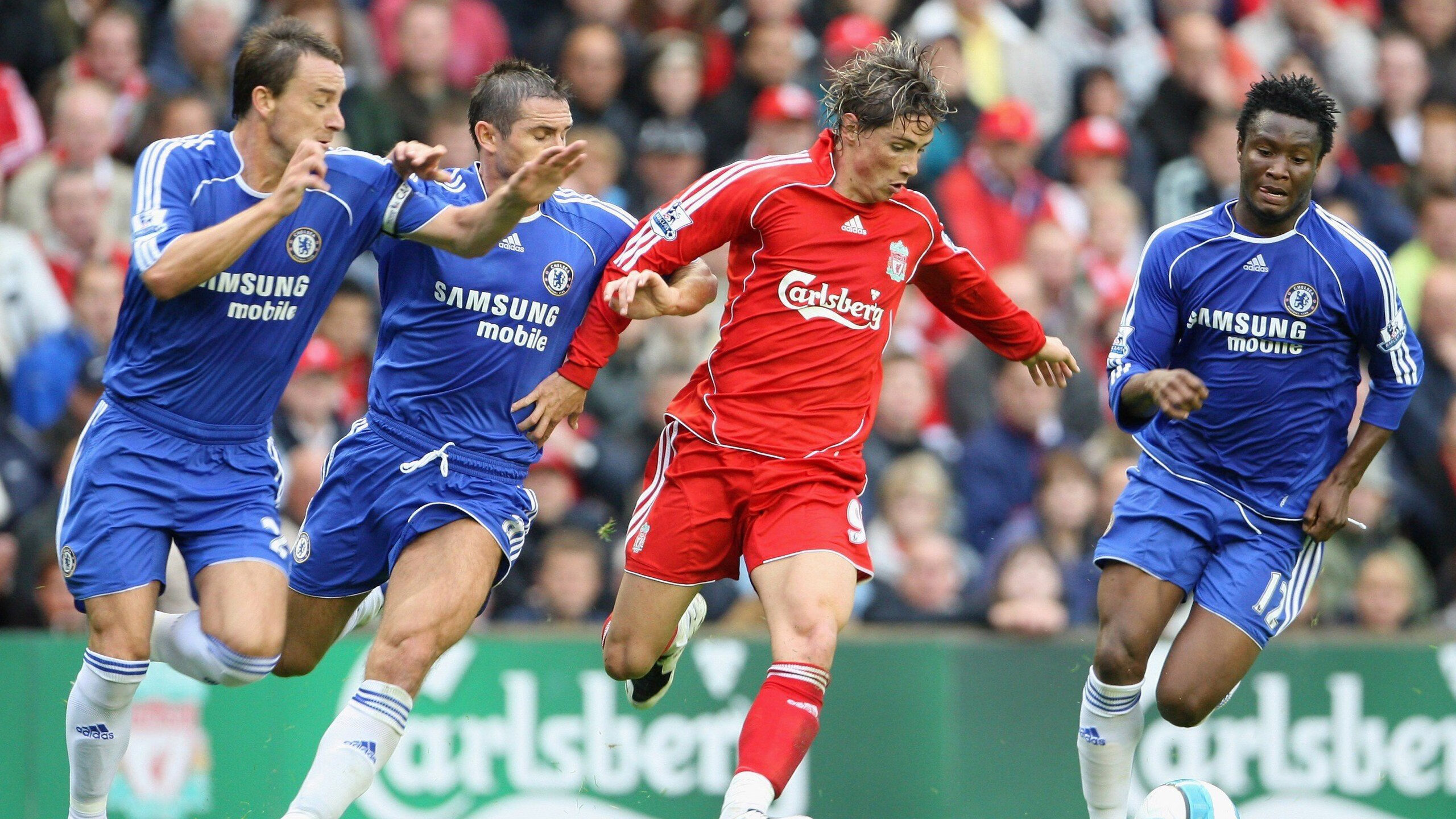 国际米兰三线站位紧凑形成防守铁墙，国际米兰的阵型